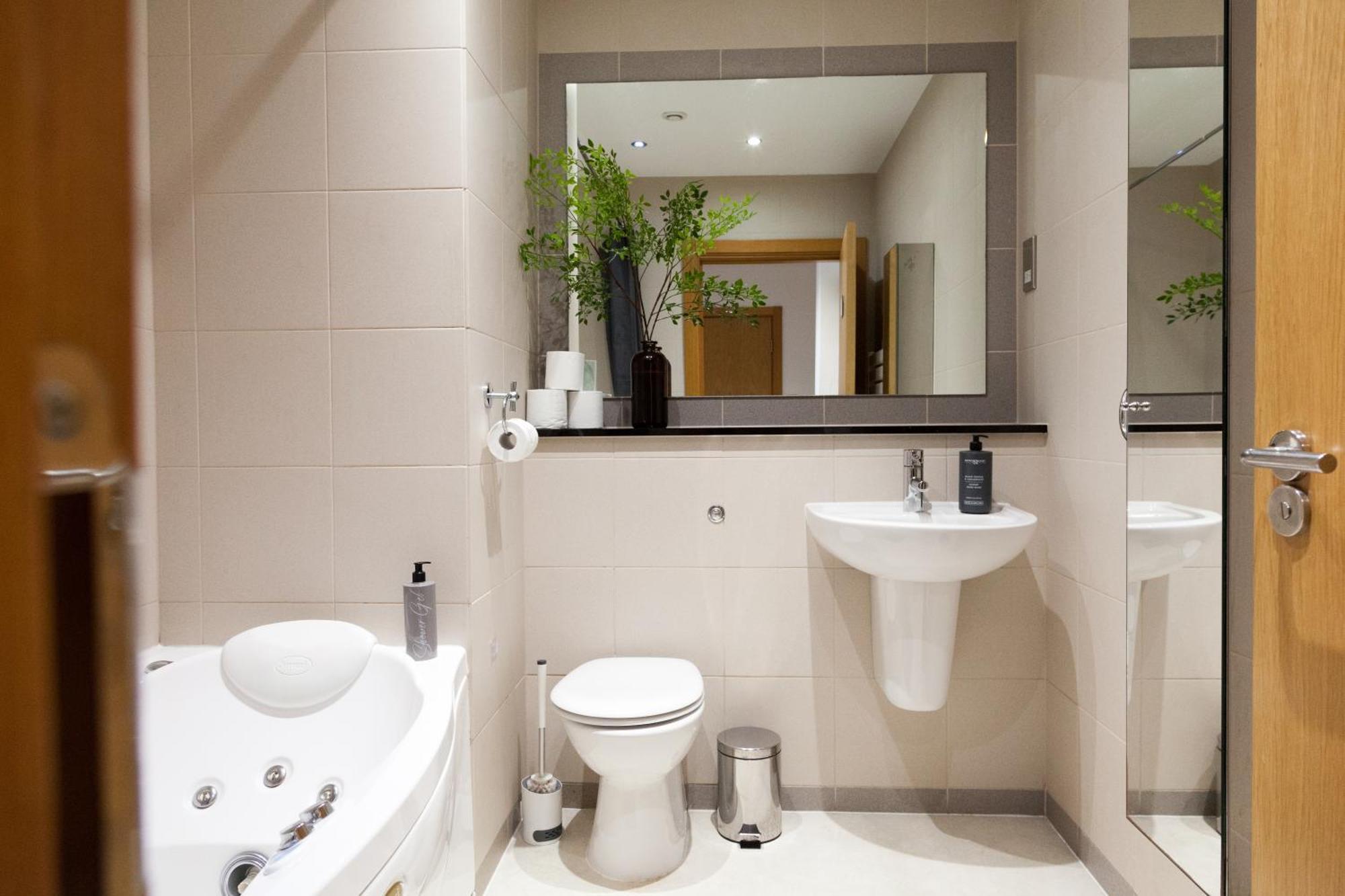 Weekly & Monthly Stays In Penthouse For Contractors Or Leisure Single Or Superking Beds Available Birkenhead Exterior photo