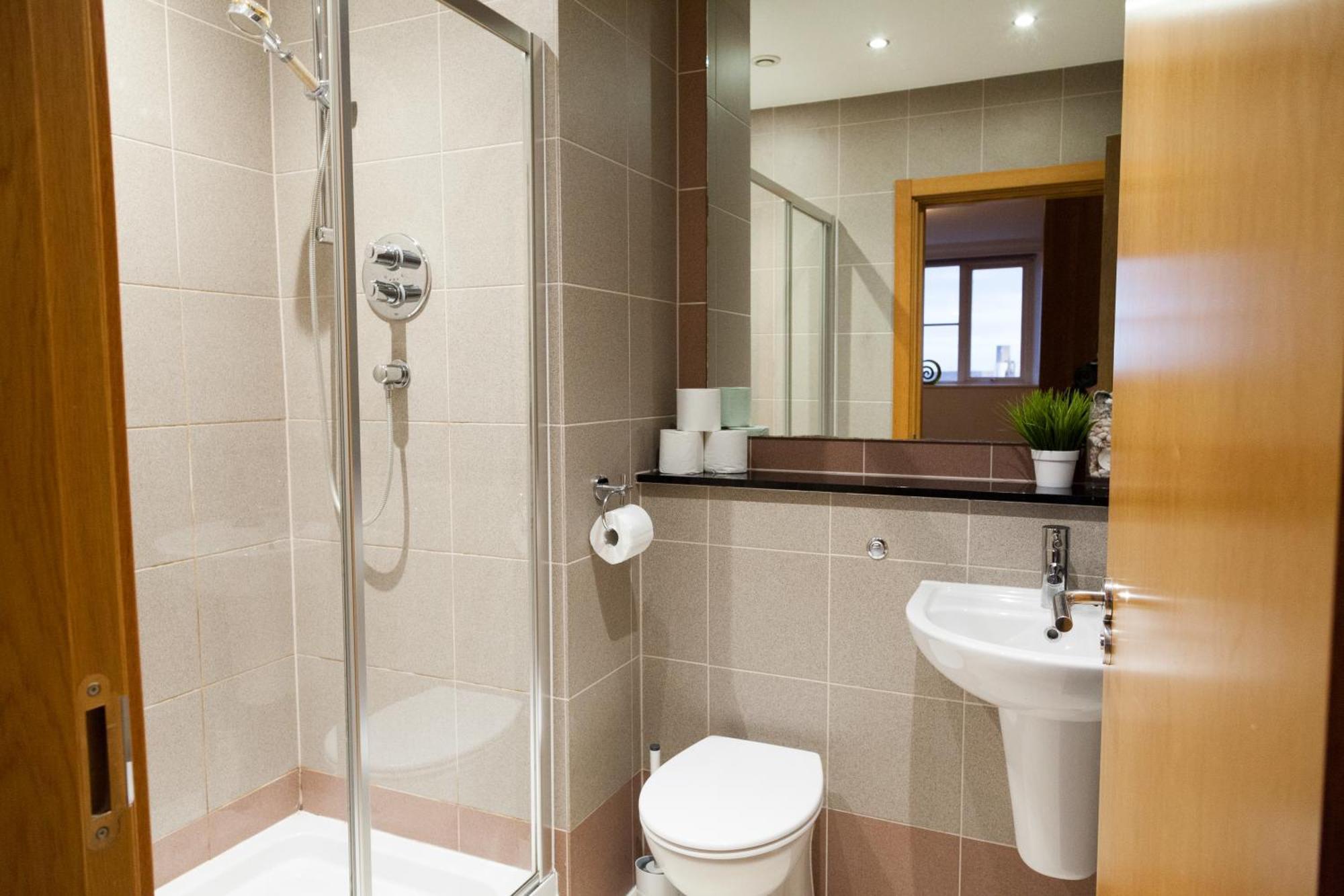 Weekly & Monthly Stays In Penthouse For Contractors Or Leisure Single Or Superking Beds Available Birkenhead Exterior photo